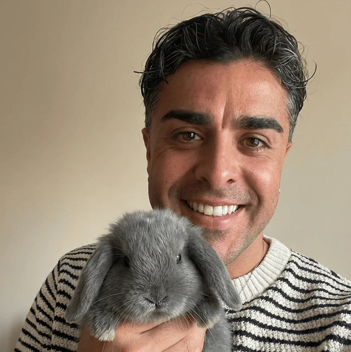 Carlos, fundador de ENEO, con su coneja Luna