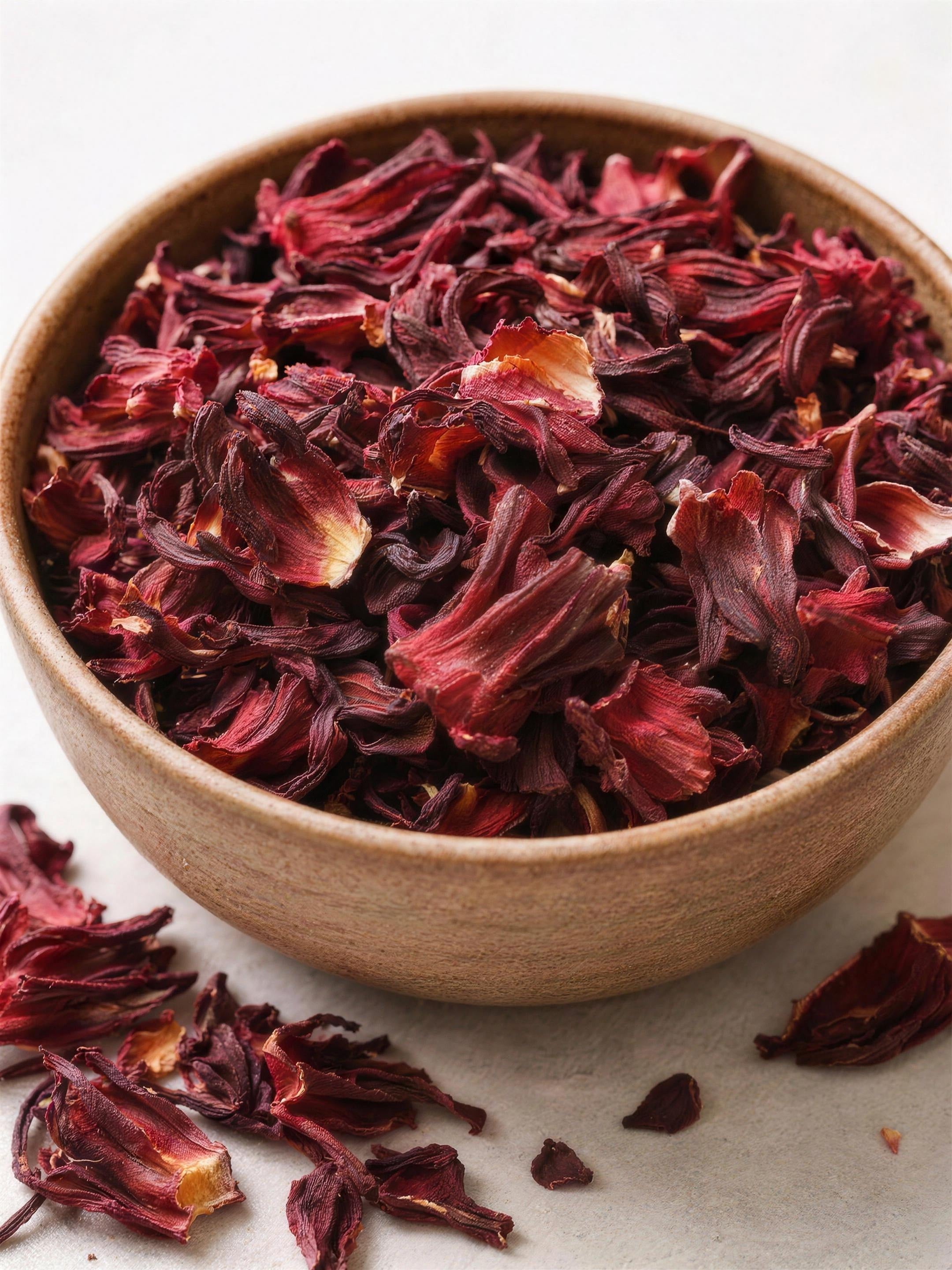 Bol con pétalos de hibisco