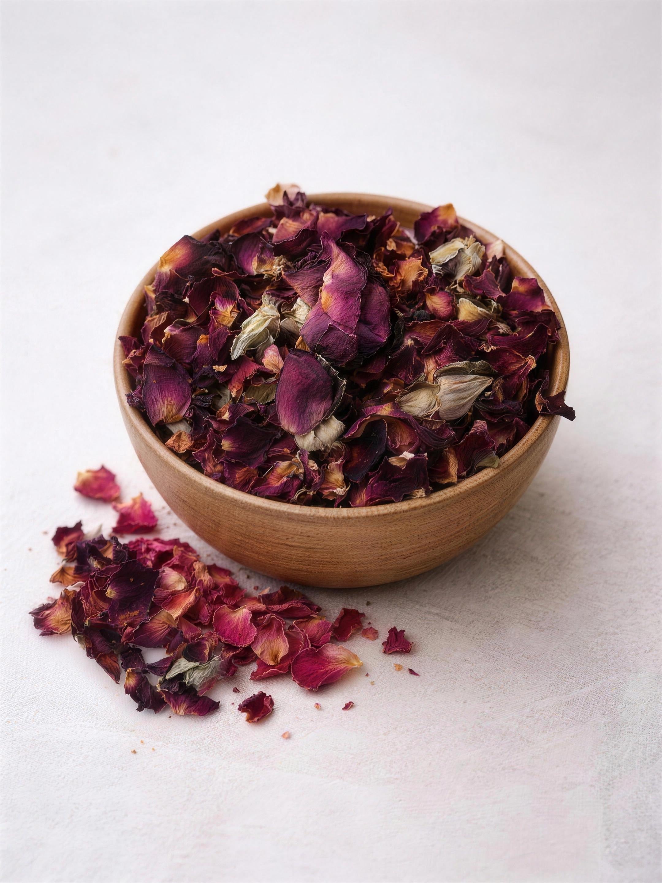 Bol con pétalos de rosa